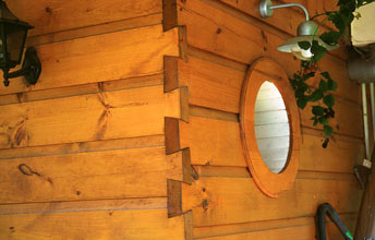 Le bois massif empilé.